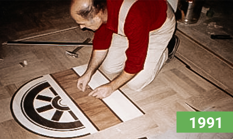 Rolf Wanke beim Verlegen des Spaichingen-Wappens im Gewerbemuseum (1991)