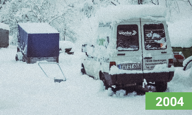 Winter 2009 - Zugeschneiter Fahrzeughof in Denkingen