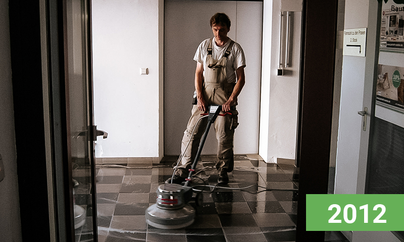 Walter Wanke beim Reinigen der Fliesen im Eingangsbereich in der Charlottenstraße